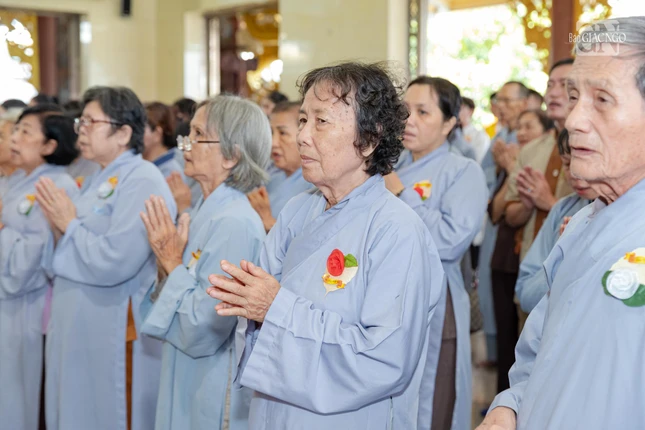 Hoa hồng đỏ cho những ai diễm phúc còn có cha và mẹ Hoa hồng đỏ cho những ai diễm phúc còn có cha và mẹ