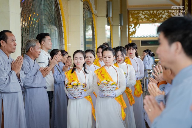 Đoàn Phật tử cung nghinh chư tôn đức