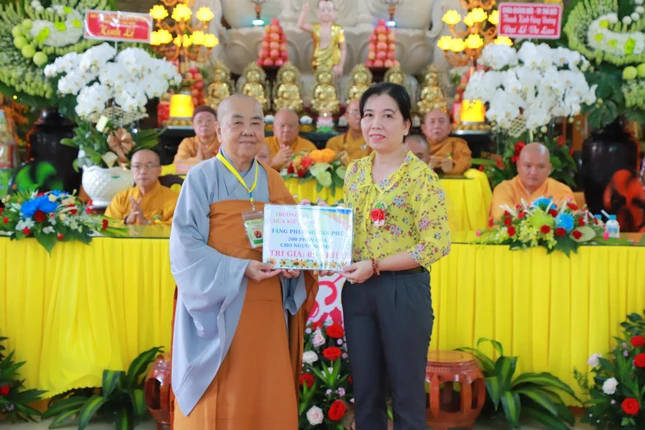 Chùa Kiều Đàm trao bảng tượng trưng 80 triệu đồng đến lãnh đạo P.Tân Phú