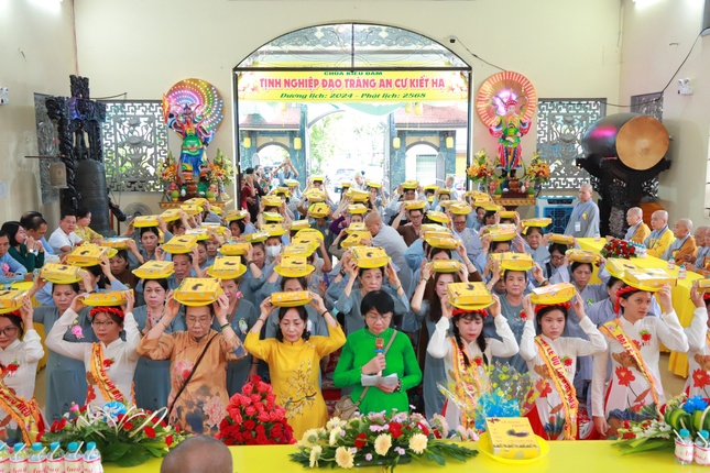 Đạo tràng Phật tử chùa Kiều Đàm dâng y ca-sa cúng dường chư tôn đức Đạo tràng Phật tử chùa Kiều Đàm dâng y ca-sa cúng dường chư tôn đức