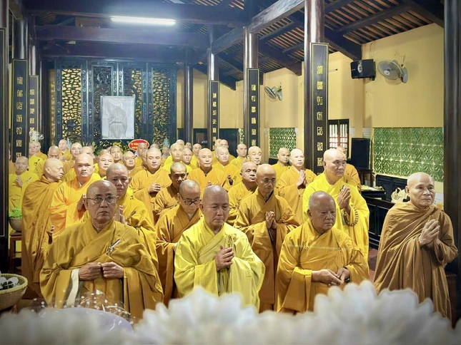 Chư tôn đức thắp hương tưởng niệm 11 năm ngày Hòa thượng Thích Nhật Quang viên tịch