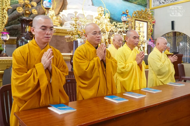 Chư tôn đức đón tiếp đoàn tại chùa Vạn Đức