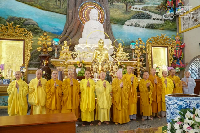Ban Hướng dẫn Phật tử Phật giáo TP.HCM cùng chư tôn đức tại trú xứ chụp hình lưu niệm kết thúc chuyến thăm và sách tấn đạo tràng Phật tử chùa Vạn Đức