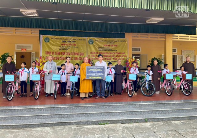 Thăm, trao quà cho các em học sinh Trường Tiểu học Minh Cầm