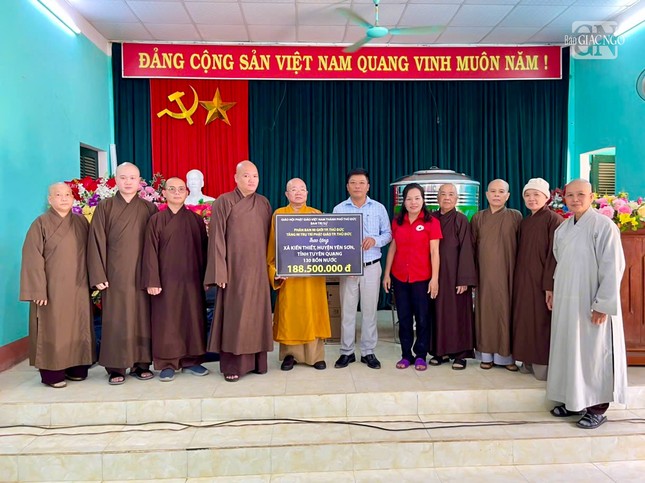 Trao tặng 130 bồn chứa nước 1.000 lít cho bà con xã Kiến Thiết, H.Yên Sơn, Tuyên Quang