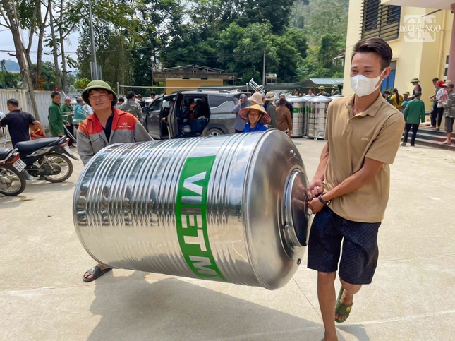 Bà con vui mừng khi được nhận bồn chứa nước 1.000 lít với nhu cầu thiết thực
