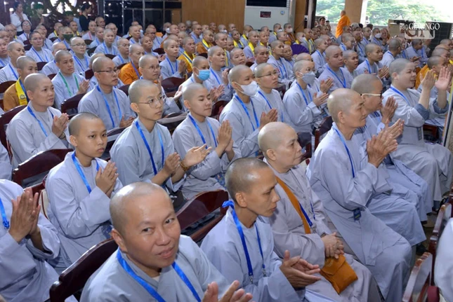 Chư Ni và Ni sinh tham dự