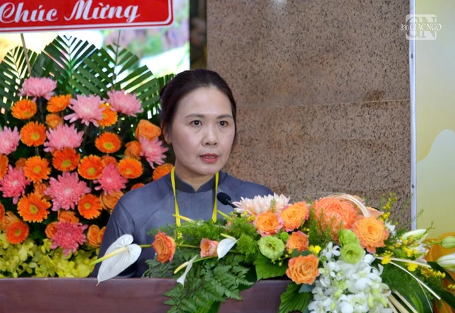 Phó Trưởng ban Tôn giáo Chính phủ Trần Thị Minh Nga phát biểu chúc mừng Viện Nghiên cứu Phật học VN