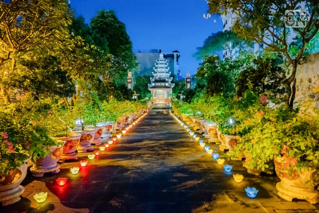 Những ngọn hoa đăng lung linh nơi bảo tháp Pháp Lạc như tuệ giác Trưởng lão Hòa thượng Thích Minh Châu vẫn đang chiếu diệu và viên dung "cái gì là lõi cây, cái ấy sẽ tồn tại"