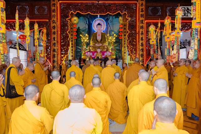 Cử hành nghi thức nhập kim quan