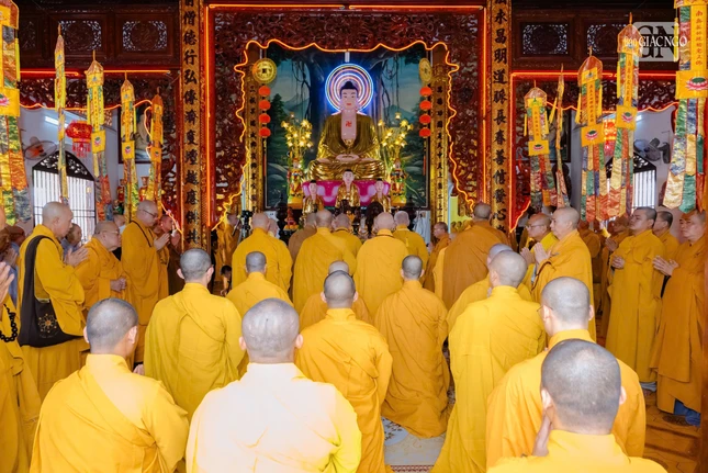 Cử hành nghi thức nhập kim quan