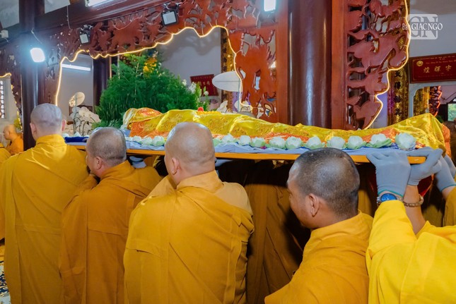 Cung thỉnh nhục thân Trưởng lão Hòa thượng đến Giác linh đường