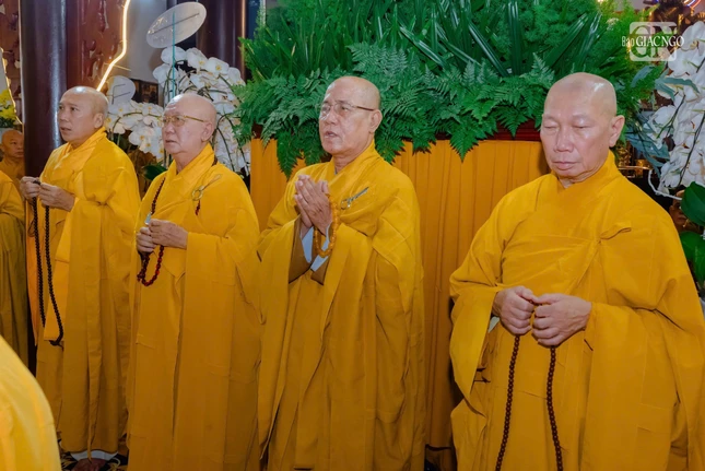 Chư Tăng thành tâm hộ niệm