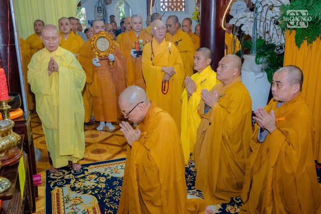 Môn đồ đệ tử đối trước Giác linh tôn sư