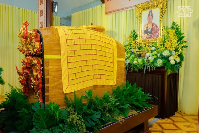 Kim quan, y bát, di ảnh cố Trưởng lão Hòa thượng Thích Nhựt Liên