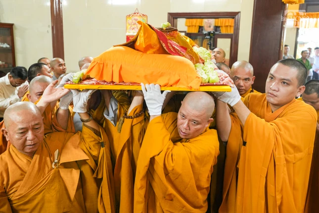 Môn đồ pháp quyến cung thỉnh nhục thân Hòa thượng đến Giác linh đường