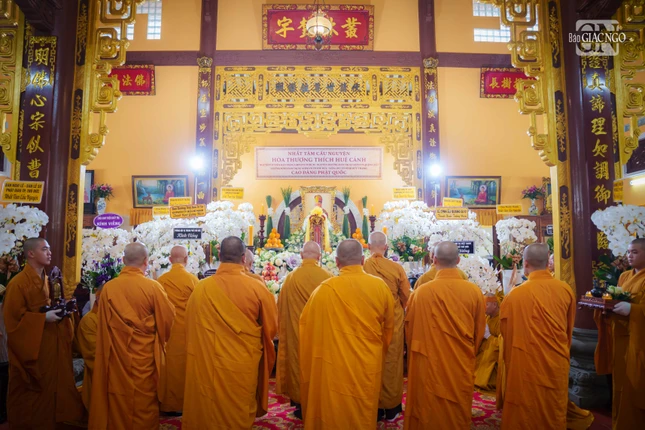Chư tôn đức Ban Trị sự GHPGVN TP.HCM kính viếng Giác linh Hòa thượng tân viên tịch