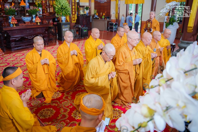 Chư tôn đức dâng nén tâm hương tưởng niệm Giác linh Hòa thượng tân viên tịch