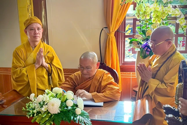 Trưởng lão Hòa thượng Viên Minh viết sổ tang phân ưu cùng Ban Tổ chức Lễ tang, môn đồ pháp quyến Hòa thượng Thích Huệ Cảnh