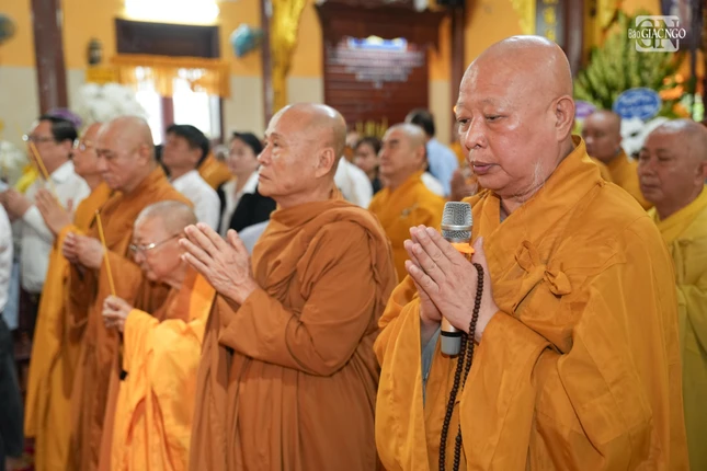 Chư tôn đức thắp hương tưởng niệm