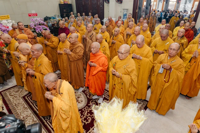 Thắp hương tưởng niệm Hòa thượng khai sơn chùa Kỳ Quang 3