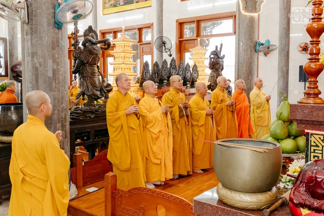 Chư tôn đức niêm hương cầu nguyện tại chánh điện mới chùa Kỳ Quang 3