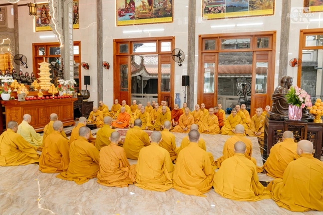 Chư Tăng tác pháp yết-ma, thực hiện nghi thức kiết cương giới chùa Kỳ Quang 3 theo luật Phật chế định