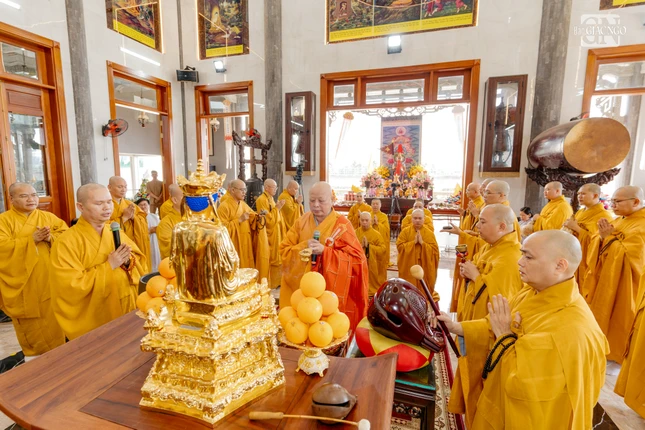 Hòa thượng Thích Lệ Trang làm gia trì sư đăng đàn chẩn tế