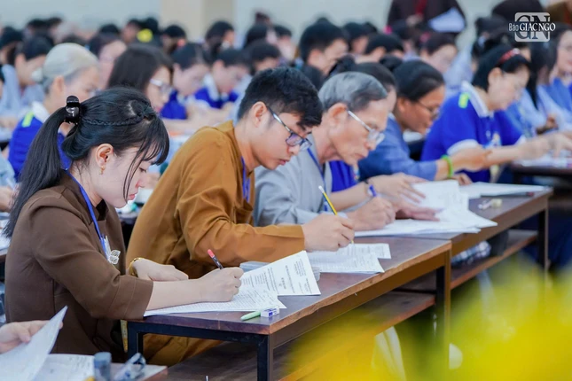 Các thí sinh dự thi tập trung làm bài trong thời gian 120 phút