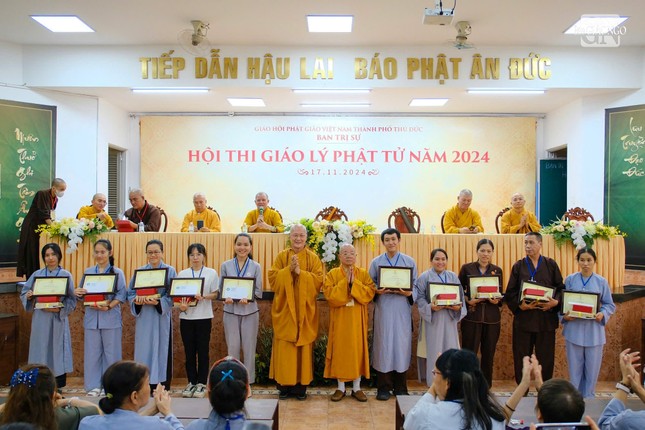 Trao thưởng cho các thí sinh có thành tích xuất sắc