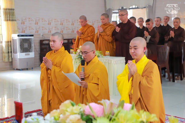 Đại diện Tăng Ni sinh dâng lời cảm tưởng