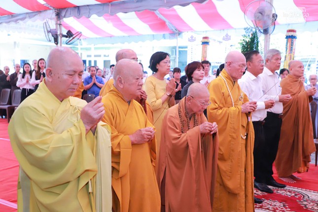 Chư tôn đức thắp hương cầu nguyện