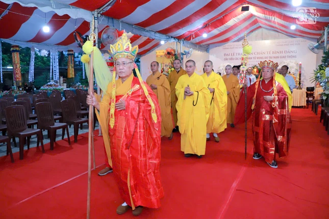 Chư tôn đức thực hiện nghi thức chiêu u