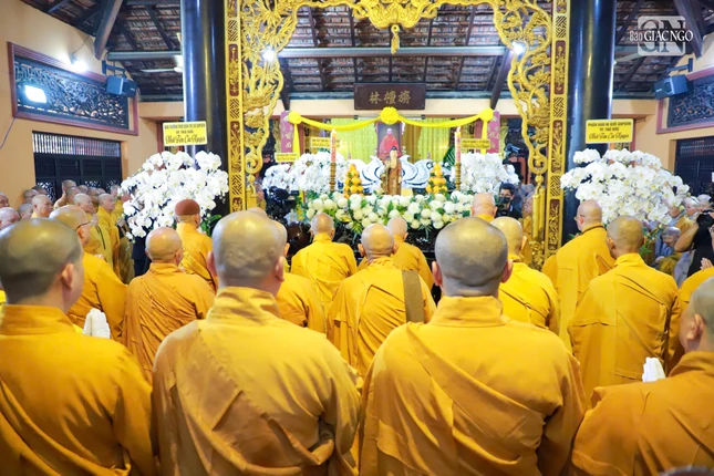 Cử hành nghi thức nhập kim quan Cử hành nghi thức nhập kim quan