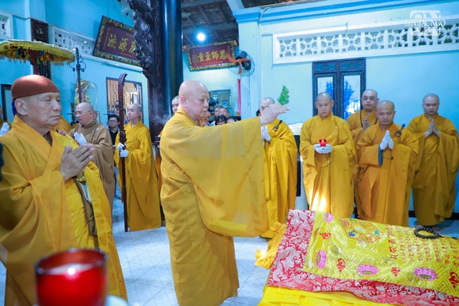 Sái tịnh nhục thân Hòa thượng