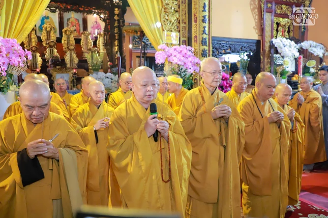 Phái đoàn Ban Trị sự GHPGVN TP.HCM viếng tang Hòa thượng Thích Trung Phú