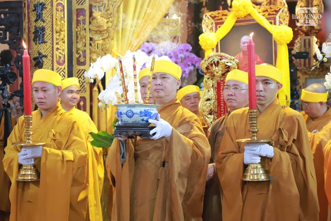 Môn đồ pháp quyến cung thỉnh bát hương, linh mô, di ảnh, kim quan Hòa thượng Thích Trung Phú rời Giác linh đường