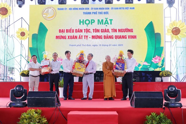 Đại diện các tôn giáo tặng quà đến lãnh đạo chính quyền