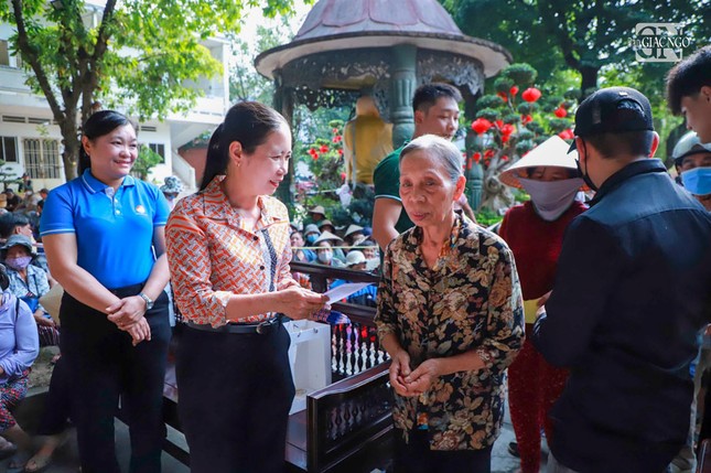 Các vị đại diện lãnh đạo chính quyền TP.Thủ Đức tham dự trao quà đến bà con