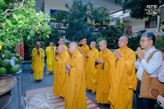 Dâng hương tưởng niệm tại bảo tháp Đại lão Hòa thượng Thích Trí Thủ