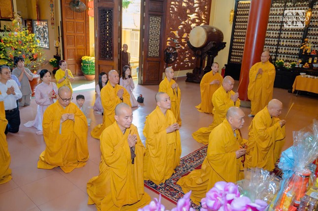 Chư tôn đức Hội đồng Trị sự tưởng niệm Trưởng lão Hòa thượng Thích Thiện Hòa...