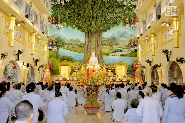 Phật tử thành tâm phát nguyện thọ Bát quan trai giới