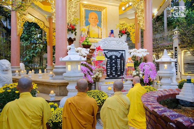 Thành kính đảnh lễ bảo tháp của cố Đại lão Hòa thượng Thích Trí Tịnh, viện chủ khai sơn chùa Vạn Đức