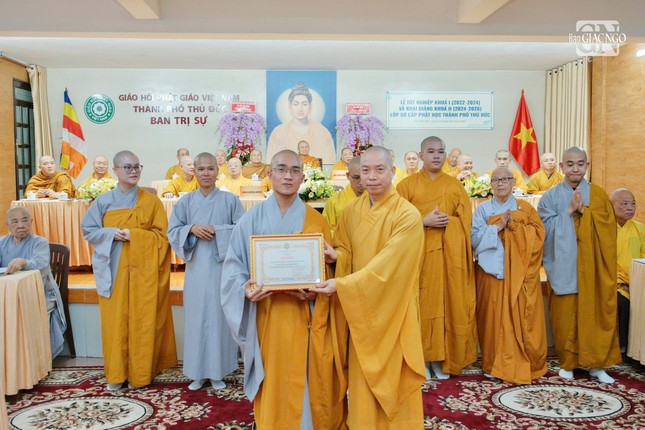 Thượng tọa Thích Quang Thạnh, Phó ban Trị sự kiêm Trưởng ban Giáo dục Phật giáo TP.HCM trao Giấy khen đến Tăng sinh Thích Thiện Tuệ đạt hạng nhất khóa I (2022-2024)