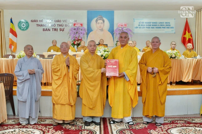 Ban Chủ nhiệm Lớp Sơ cấp Phật học TP.Thủ Đức đón nhận quyết định khai giảng khóa II từ Ban Thường trực Ban Trị sự GHPGVN TP.HCM