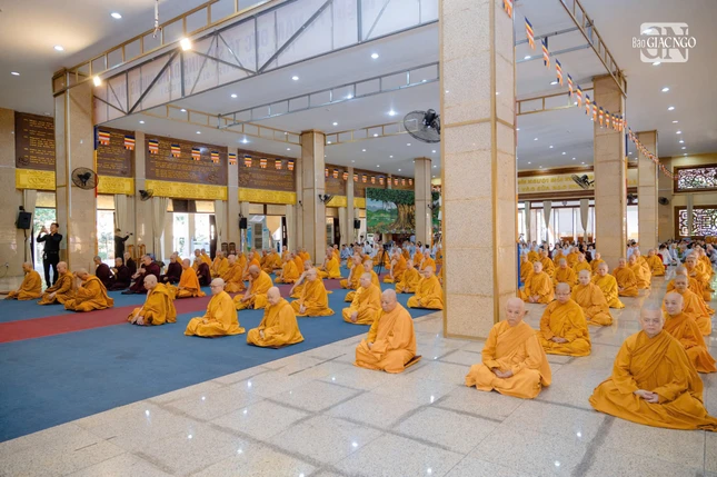 Tứ chúng tham dự