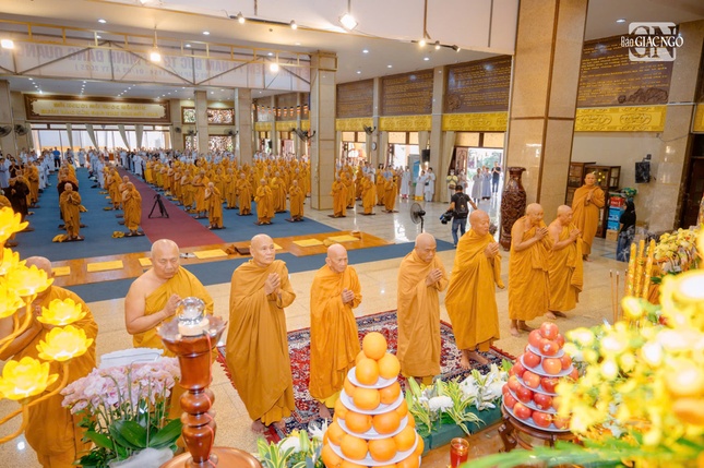 Chư tôn đức thành kính tưởng niệm