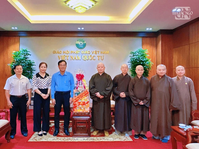 Phái đoàn Sở Dân tộc và Tôn giáo TP.HCM cùng chư tôn đức Ban Thường trực Ban Trị sự GHPGVN TP.HCM Phái đoàn Sở Dân tộc và Tôn giáo TP.HCM cùng chư tôn đức Ban Thường trực Ban Trị sự GHPGVN TP.HCM