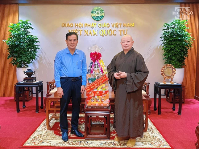 Ông Nguyễn Duy Tân tặng quà chúc mừng đến Ban Trị sự GHPGVN TP.HCM Ông Nguyễn Duy Tân tặng quà chúc mừng đến Ban Trị sự GHPGVN TP.HCM