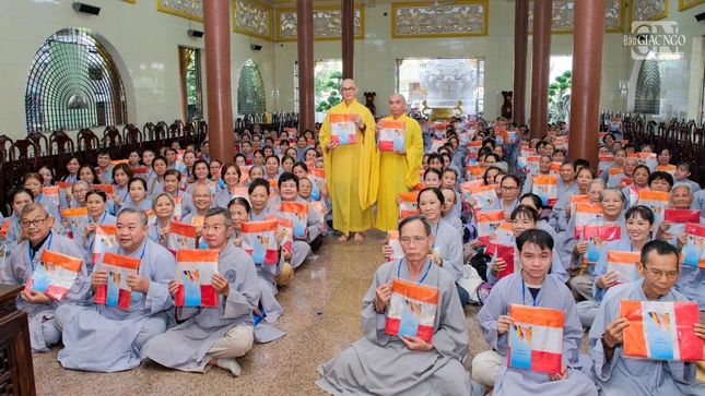Mỗi lá cờ mang thông điệp về niềm vui chan hòa, cùng hướng về sự kiện Vesak 2025 thiêng liêng